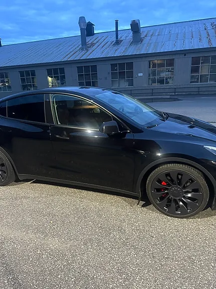 Tesla Model Y 2023 photo 2
