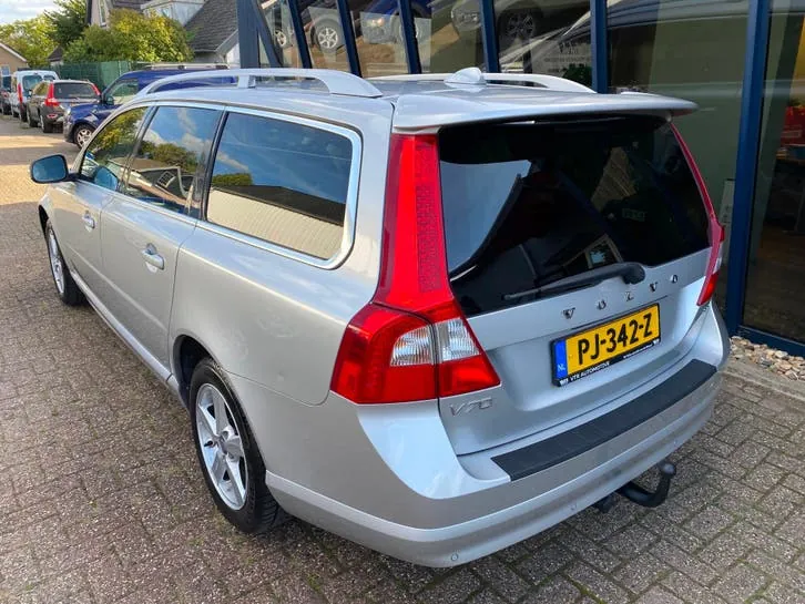 Volvo V70 2010 photo 2