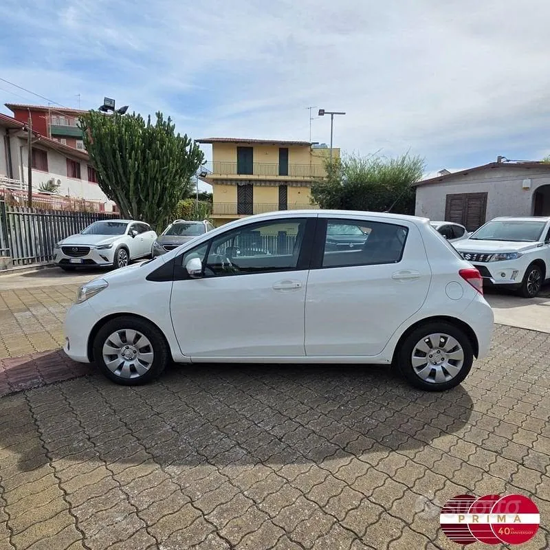 Toyota Yaris 2012 photo 2