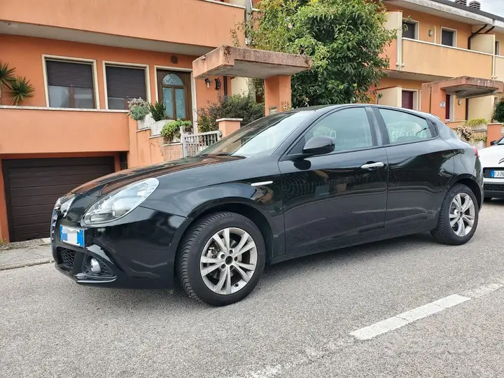 Alfa Romeo Giulietta 2014 photo 2
