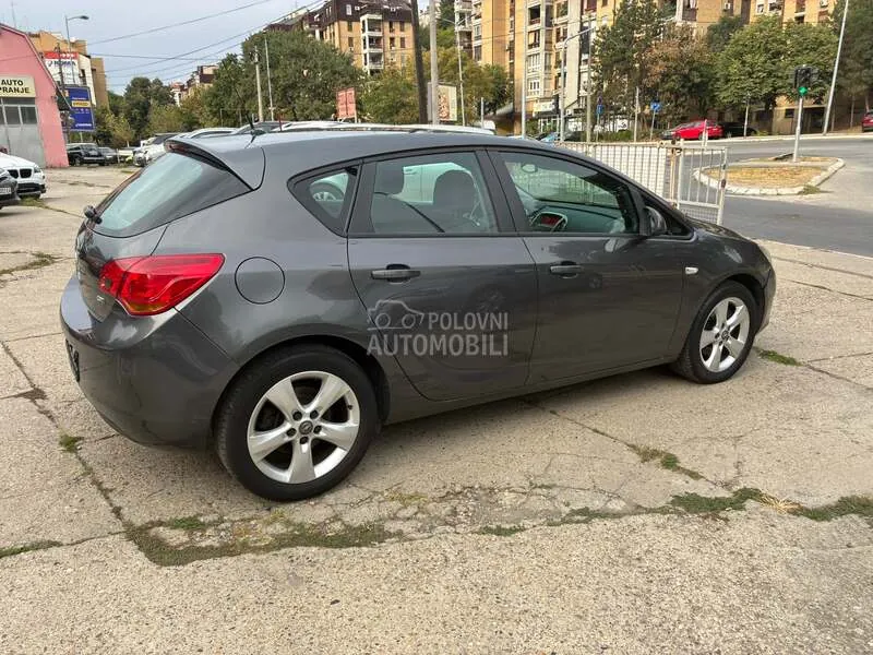 Opel Astra J 2010 photo 5