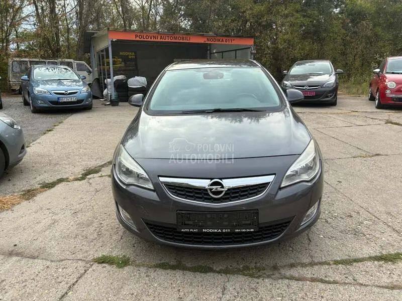 Opel Astra J 2010 photo 2