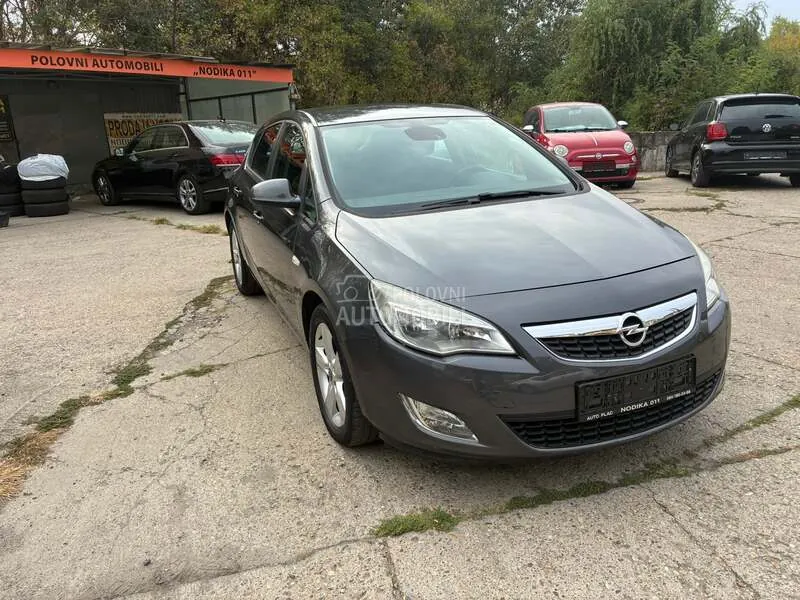 Opel Astra J 2010 photo 3