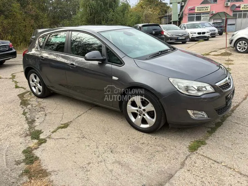 Opel Astra J 2010 photo 4