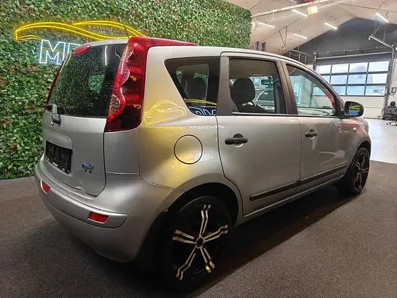Nissan Note 2010 photo 4