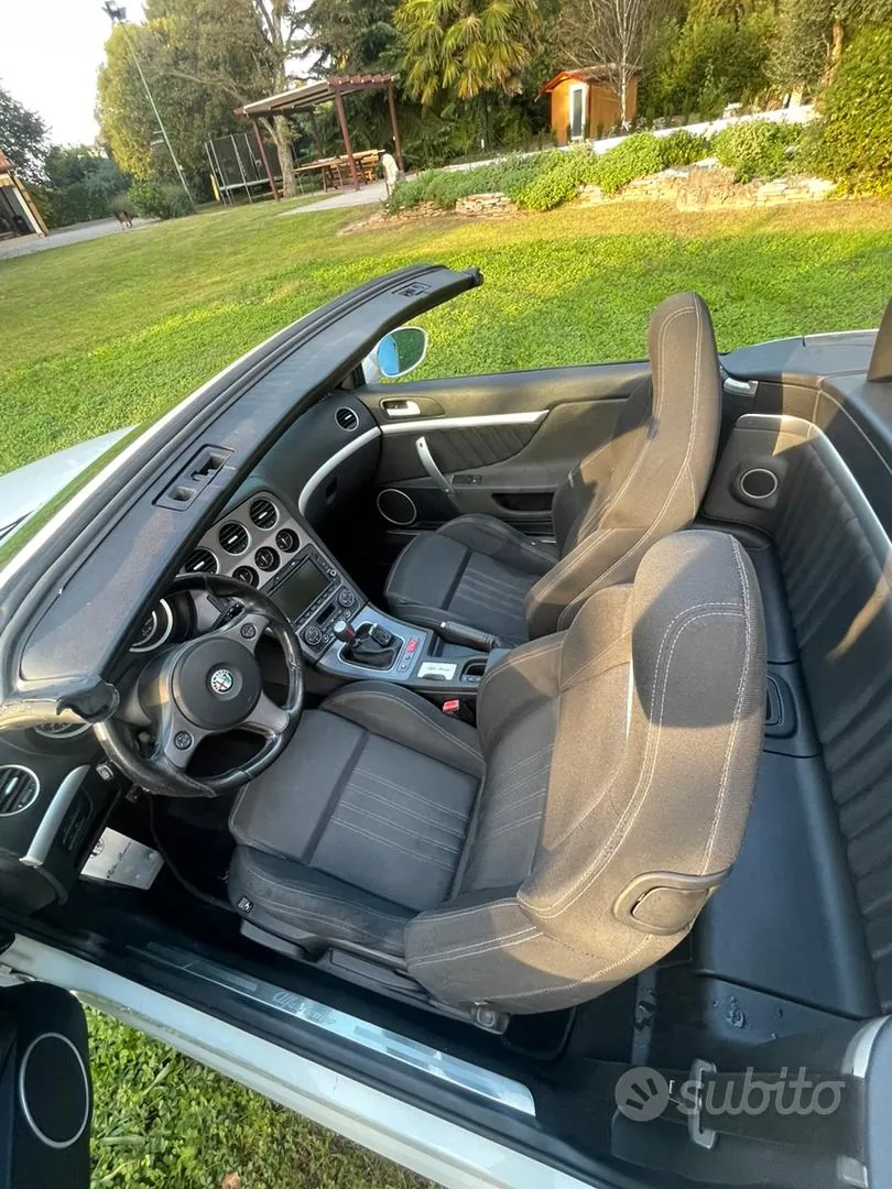 Alfa Romeo Spider 2010 photo 3