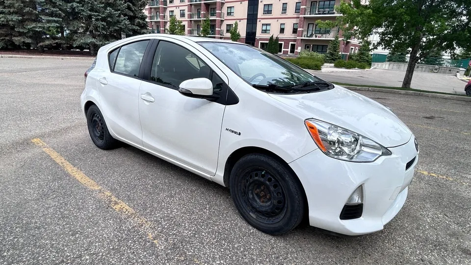 Toyota Prius C 2012 photo 2