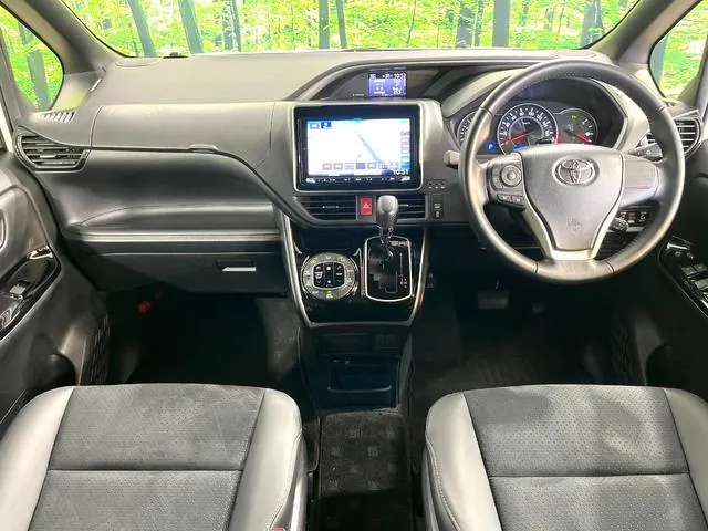 Toyota Voxy 2021 photo 2