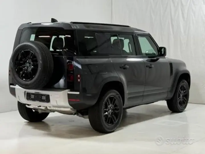 Land Rover Defender 2024 photo 2