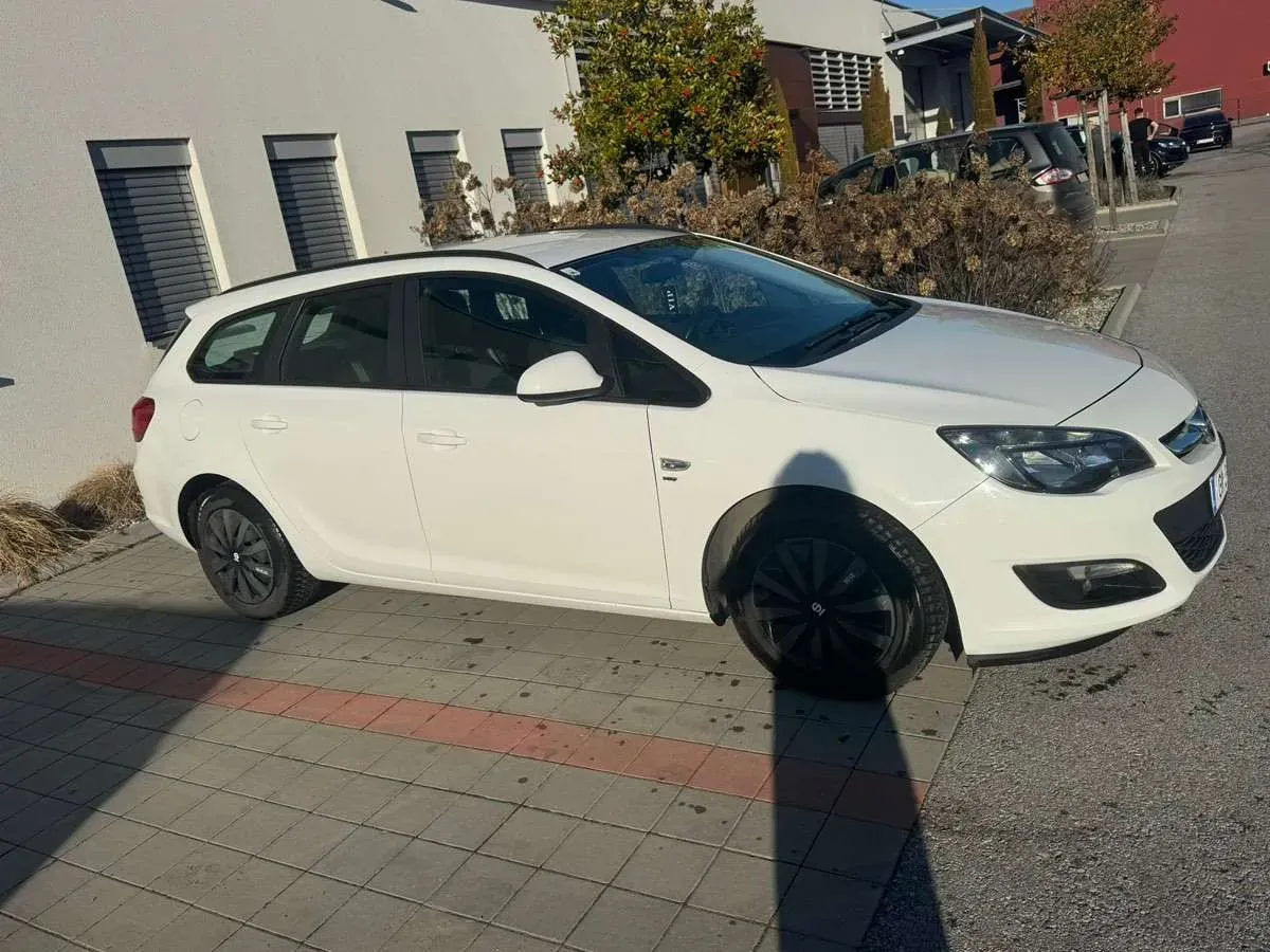 Opel Astra 2014 photo 2