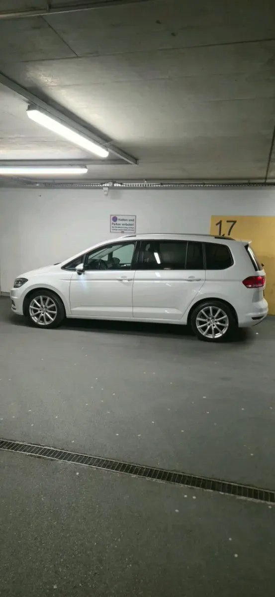 Volkswagen Touran 2017 photo 2