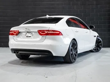 Jaguar Xe 2016 photo 4