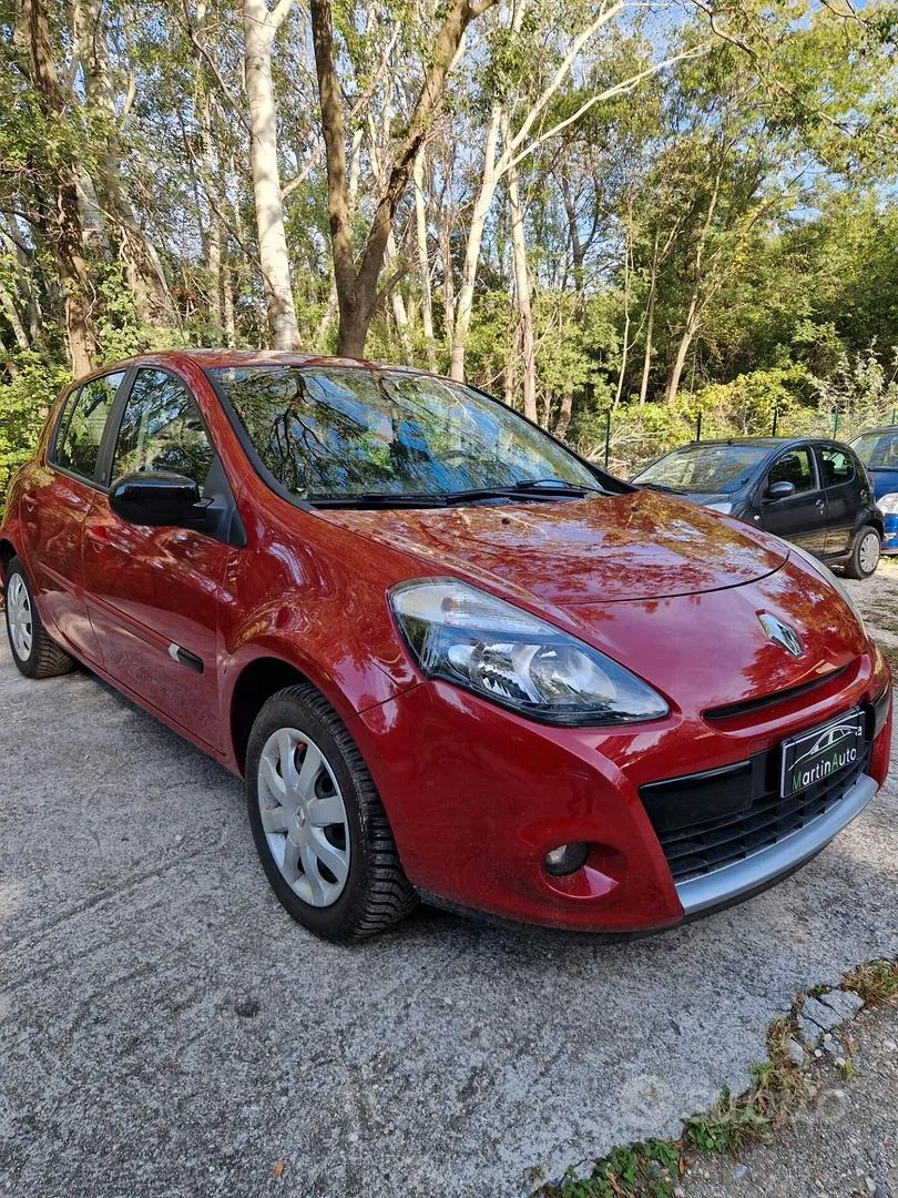 Renault Clio 2011 photo 2