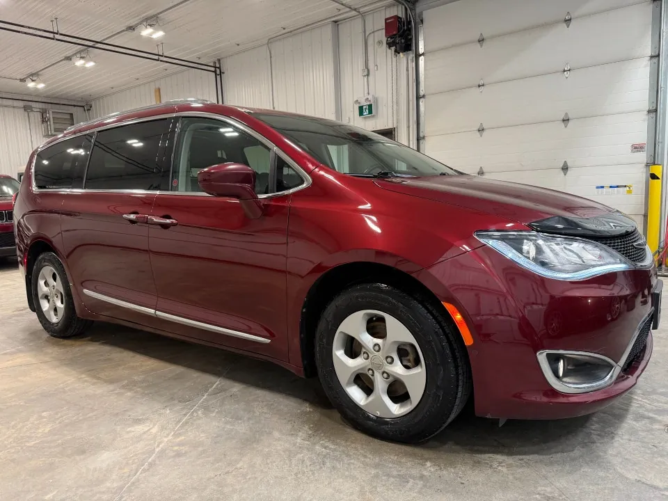 Chrysler Pacifica 2017 photo 3