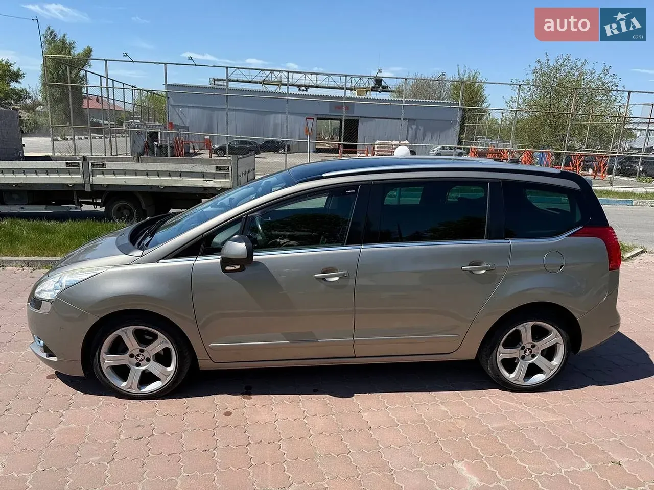 Peugeot 5008 2011 photo 2