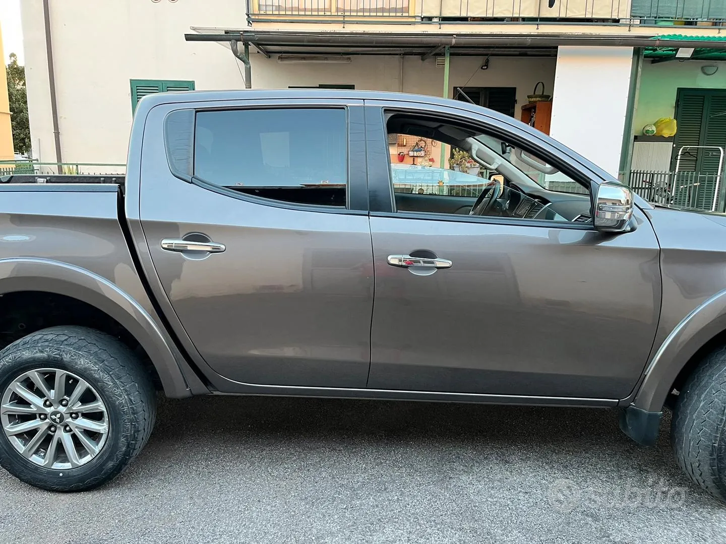 Mitsubishi L200 2015 photo 2