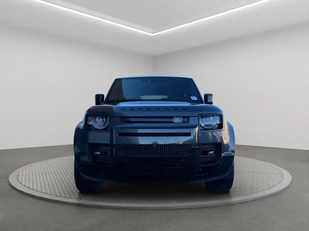 Land Rover Defender 2024 photo 2