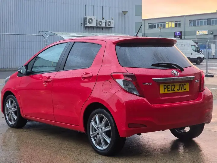 Toyota Yaris 2012 photo 3