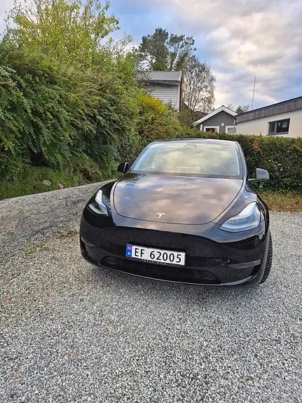 Tesla Model Y 2023 photo 2