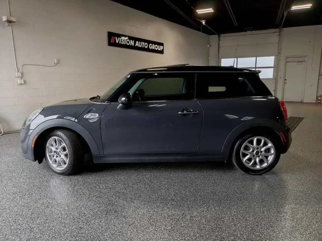 Mini 3 Door 2017 photo 2