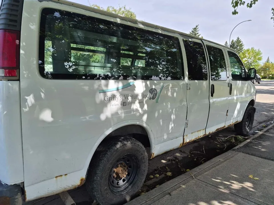 GMC Savana 2000 photo 2