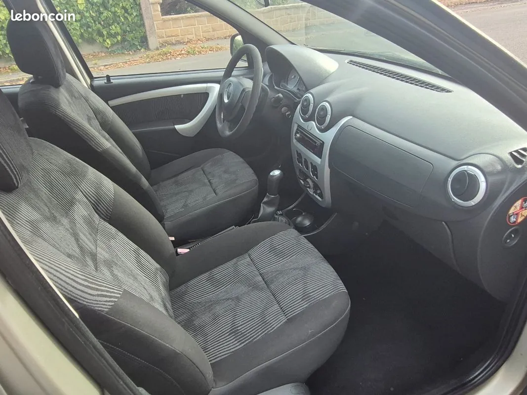 Dacia Sandero 2010 photo 2