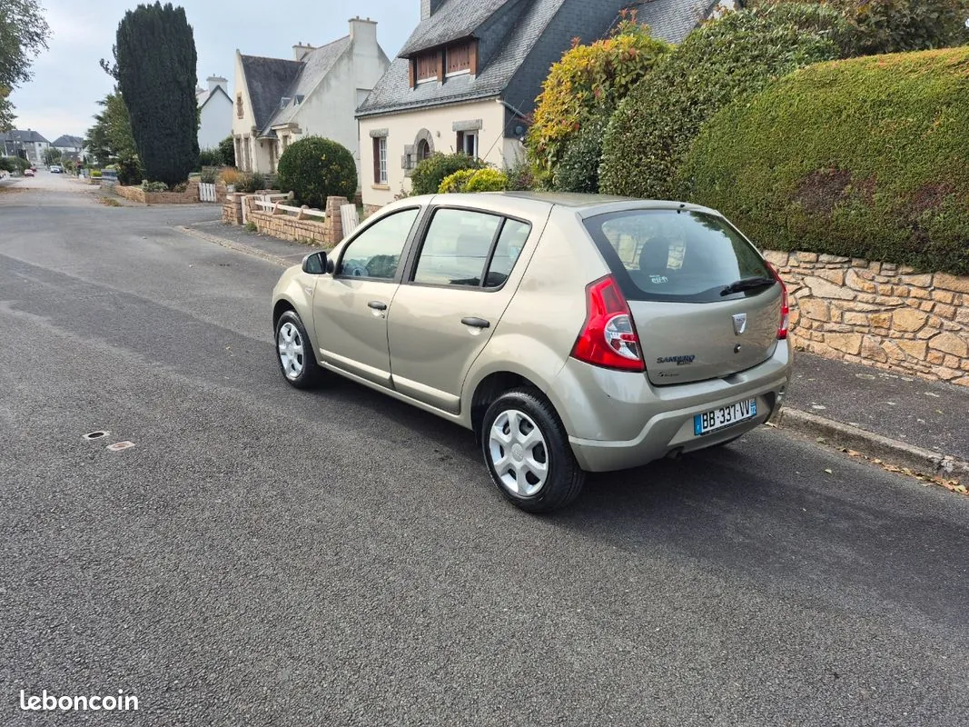 Dacia Sandero 2010 photo 3