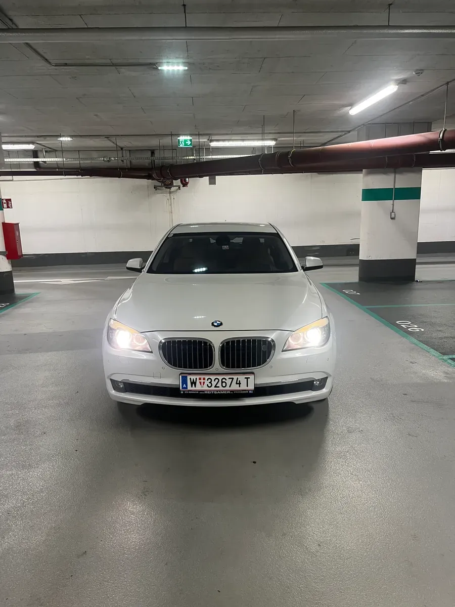 BMW 7 Series 2010 photo 2