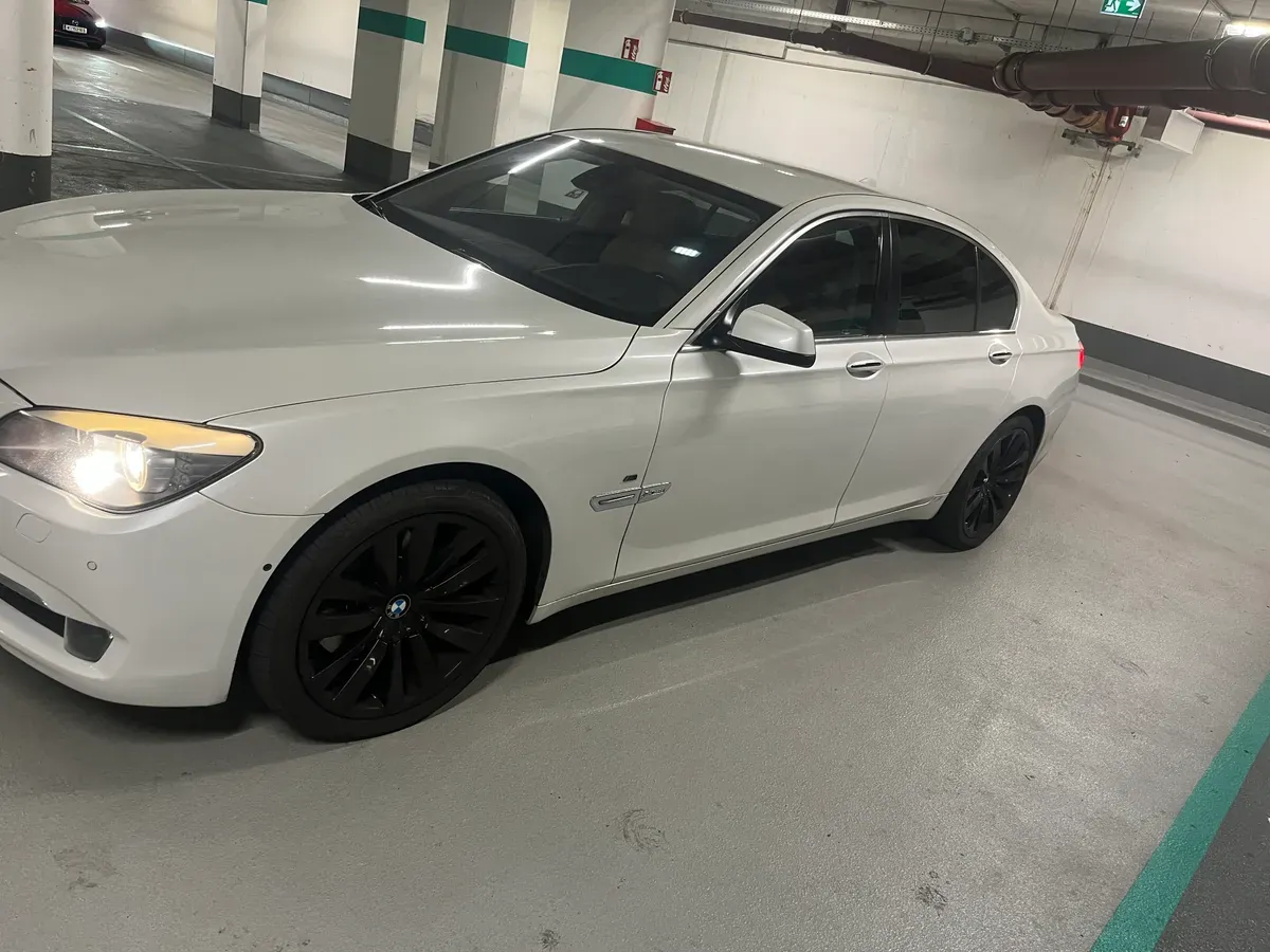 BMW 7 Series 2010 photo 3