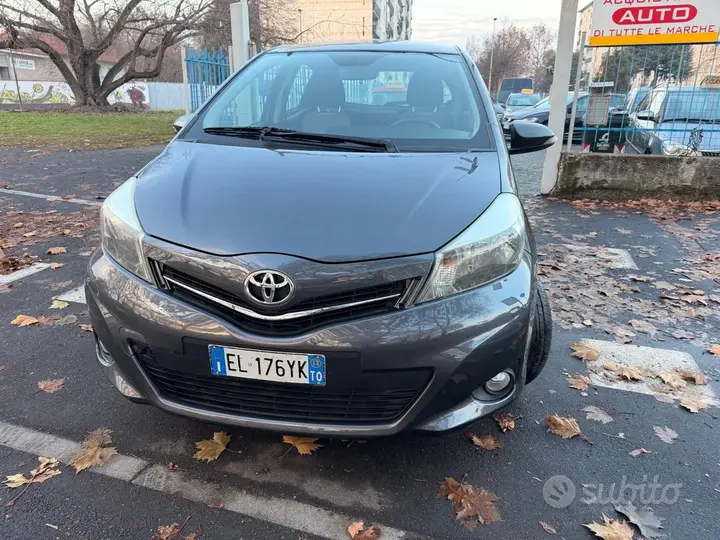 Toyota Yaris 2012 photo 2