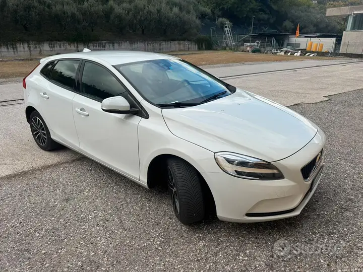 Volvo V40 2019 photo 2