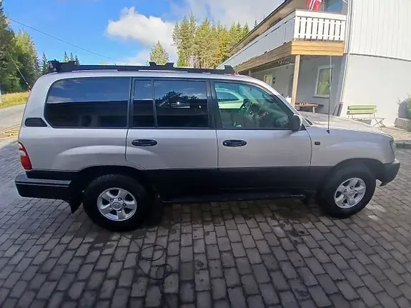 Toyota Land Cruiser 2005 photo 2