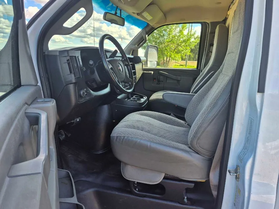 GMC Savana 2023 photo 5