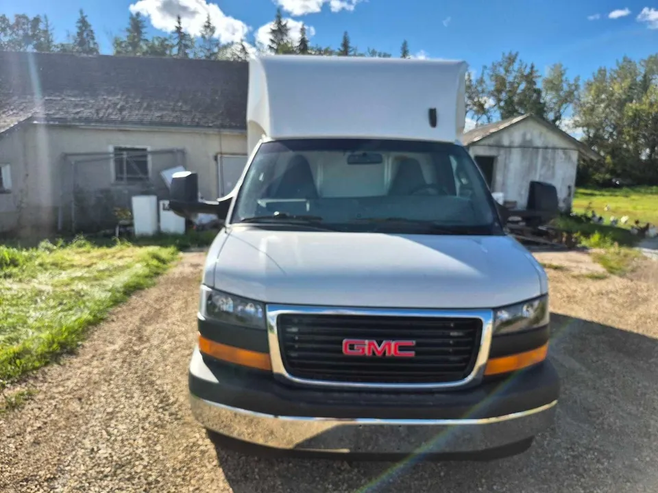 GMC Savana 2023 photo 2