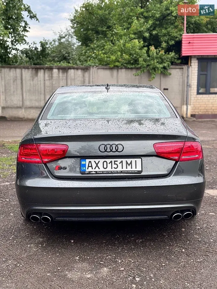 Audi A8 2012 photo 2