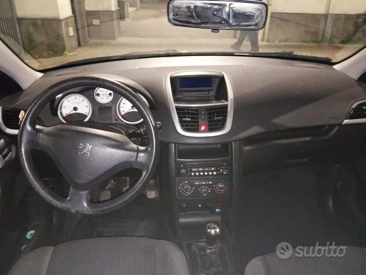 Peugeot 207 2010 photo 2