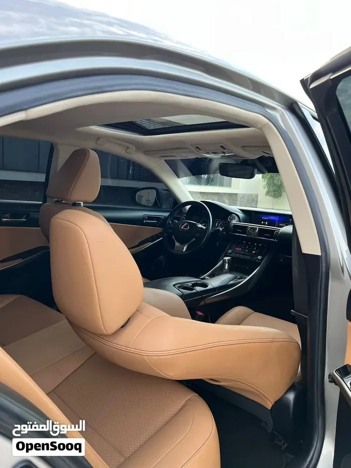 Lexus Is 300 2018 photo 3