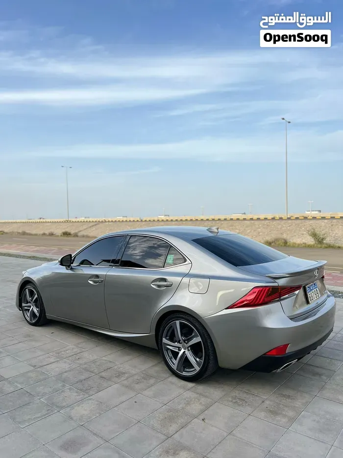 Lexus Is 300 2018 photo 2