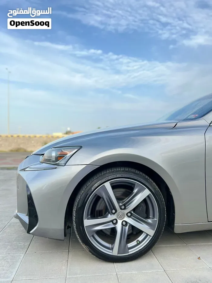 Lexus Is 300 2018 photo 4