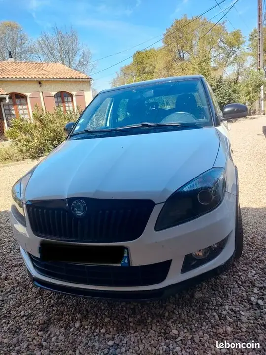Skoda Fabia 2011 photo 2