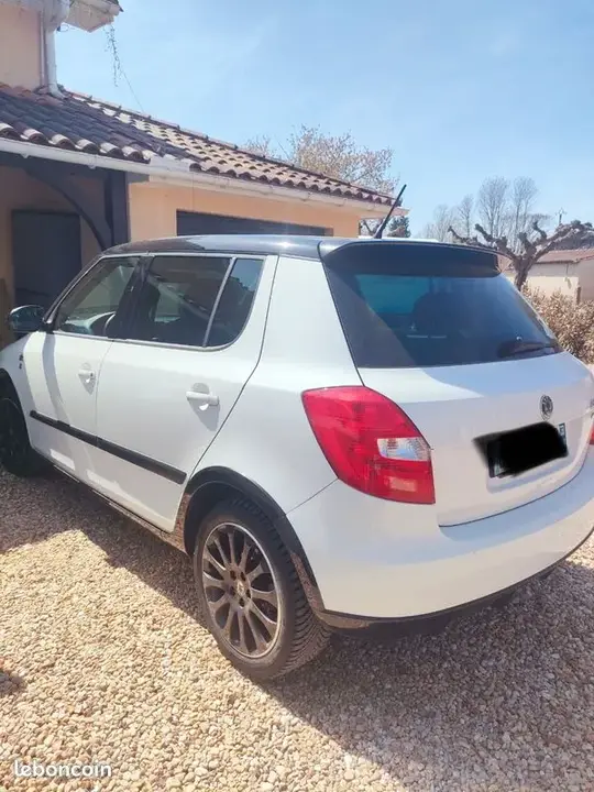 Skoda Fabia 2011 photo 3