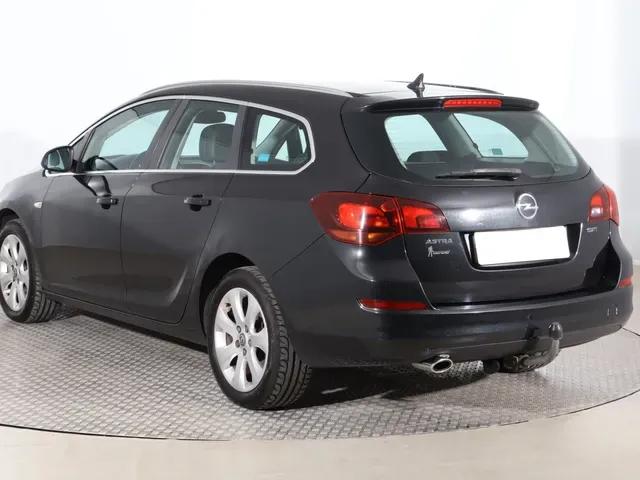 Opel Astra Sport Tourer 2012 photo 3