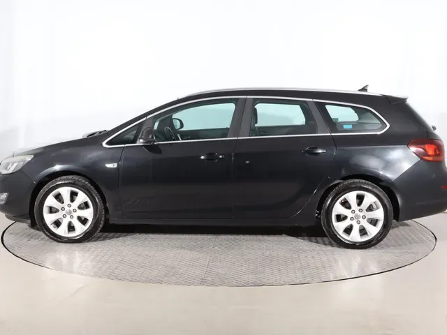 Opel Astra Sport Tourer 2012 photo 2