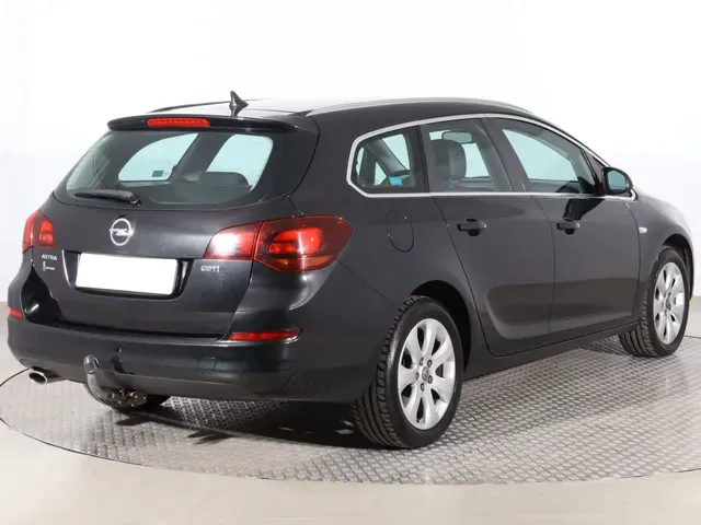 Opel Astra Sport Tourer 2012 photo 4