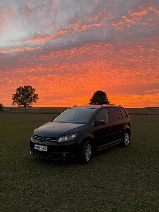 Volkswagen Touran 2011 photo 2