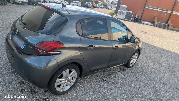 Peugeot 208 2017 photo 2