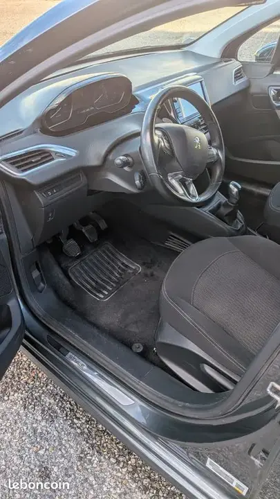 Peugeot 208 2017 photo 3
