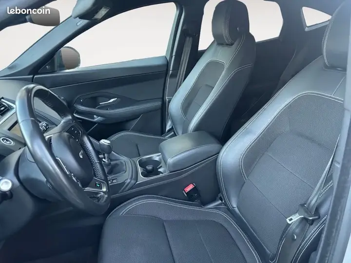 Jaguar E-Pace 2018 photo 2