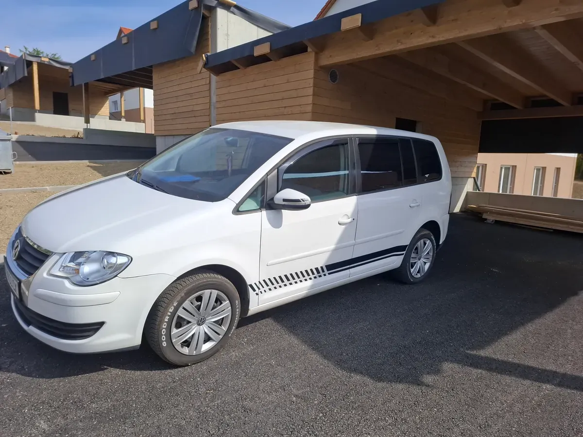 Volkswagen Touran 2010 photo 2