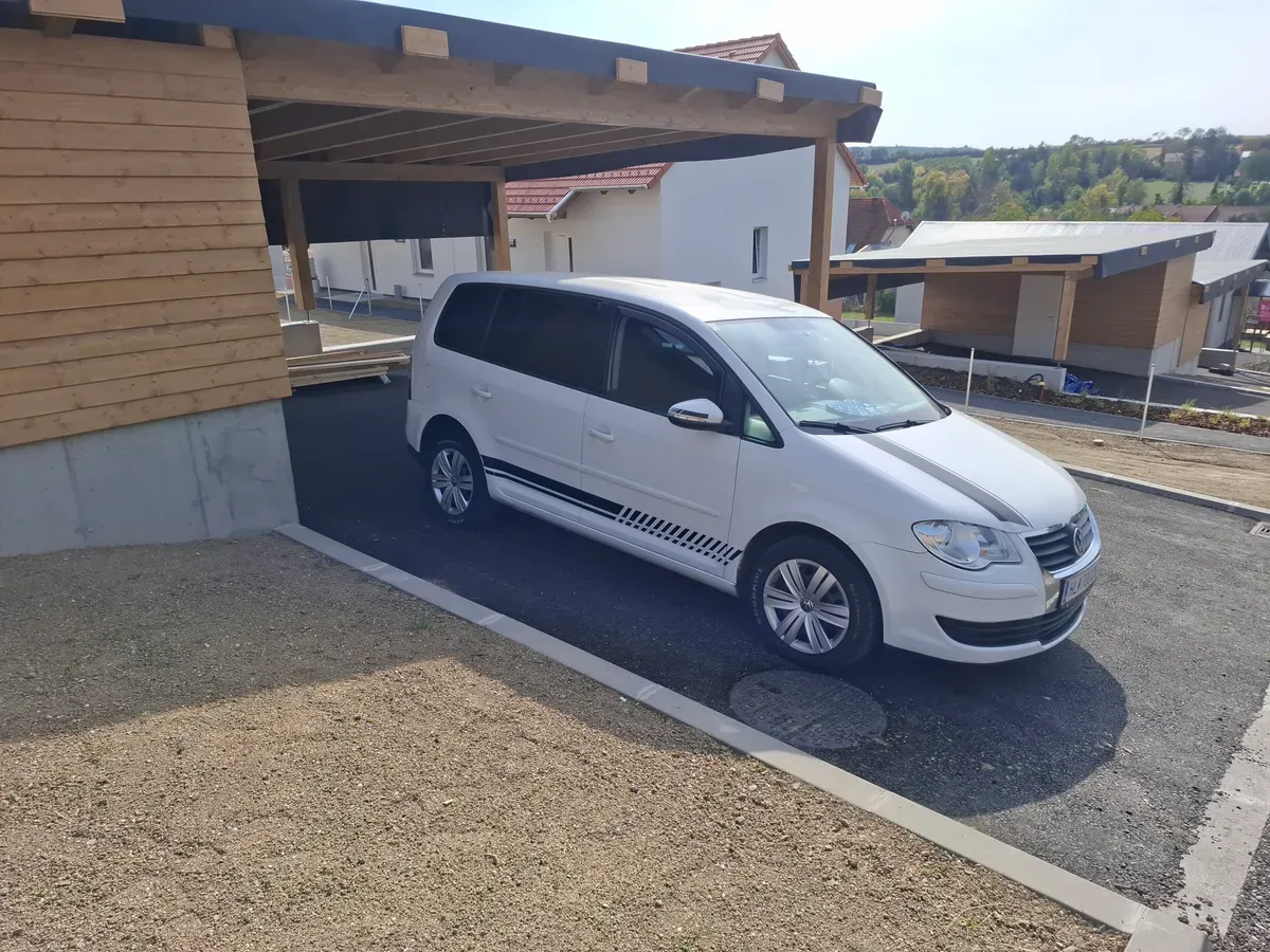 Volkswagen Touran 2010 photo 3